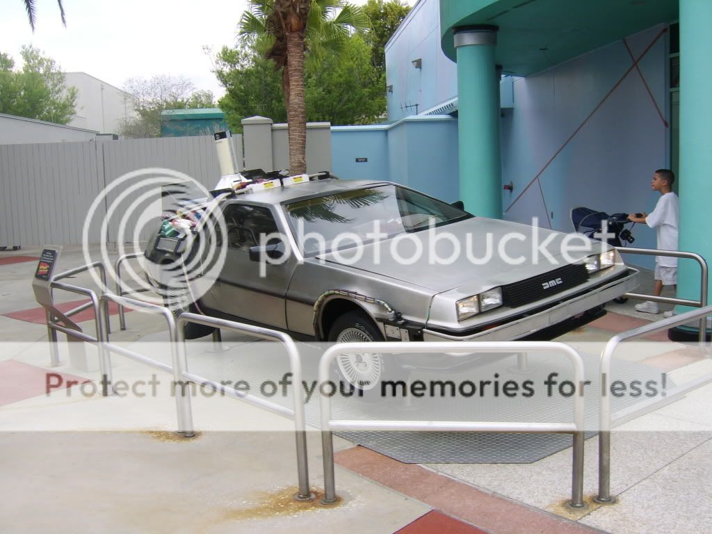 Back_to_the_Future_DeLorean_-_Universal_Studios_Florida.jpg