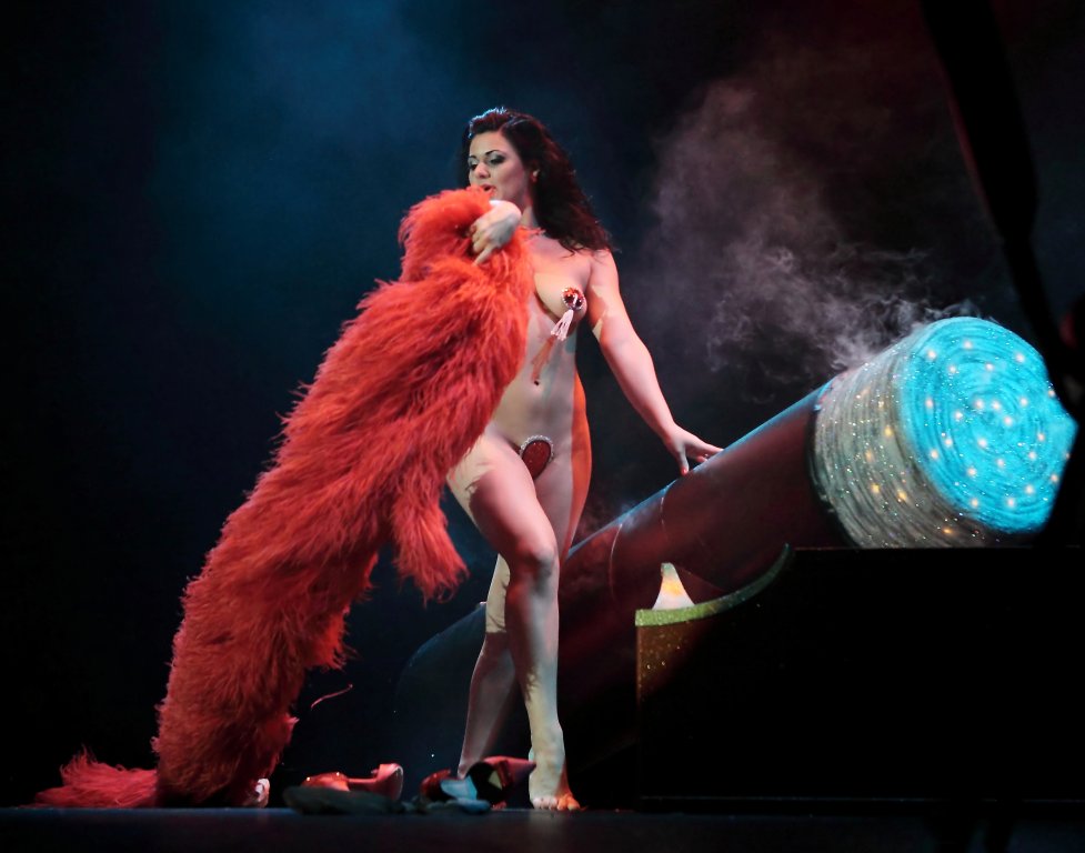 Roxi_D'Lite_onstage_at_Burlesque_Hall_of_Fame_2010-04.jpg