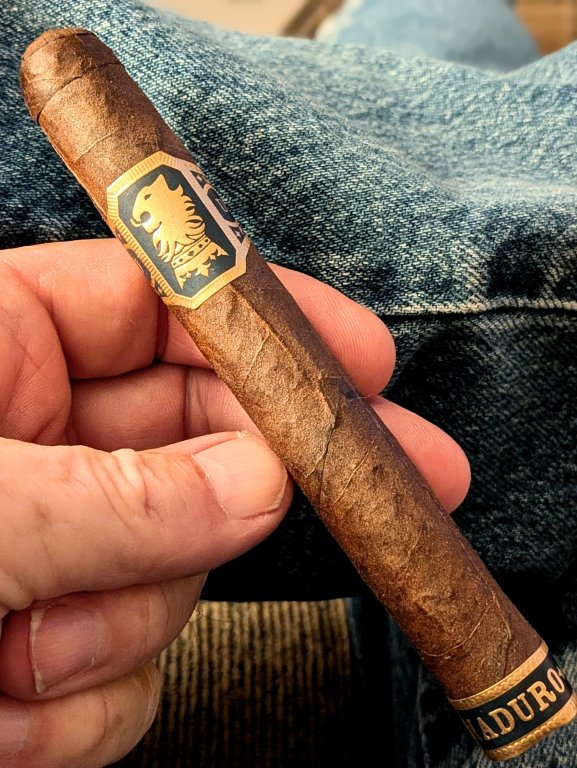 undercrown maduro.jpg