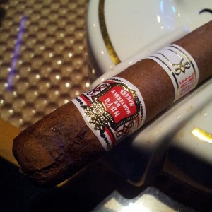 Hoyo Epicure Especial with a broken wrapper