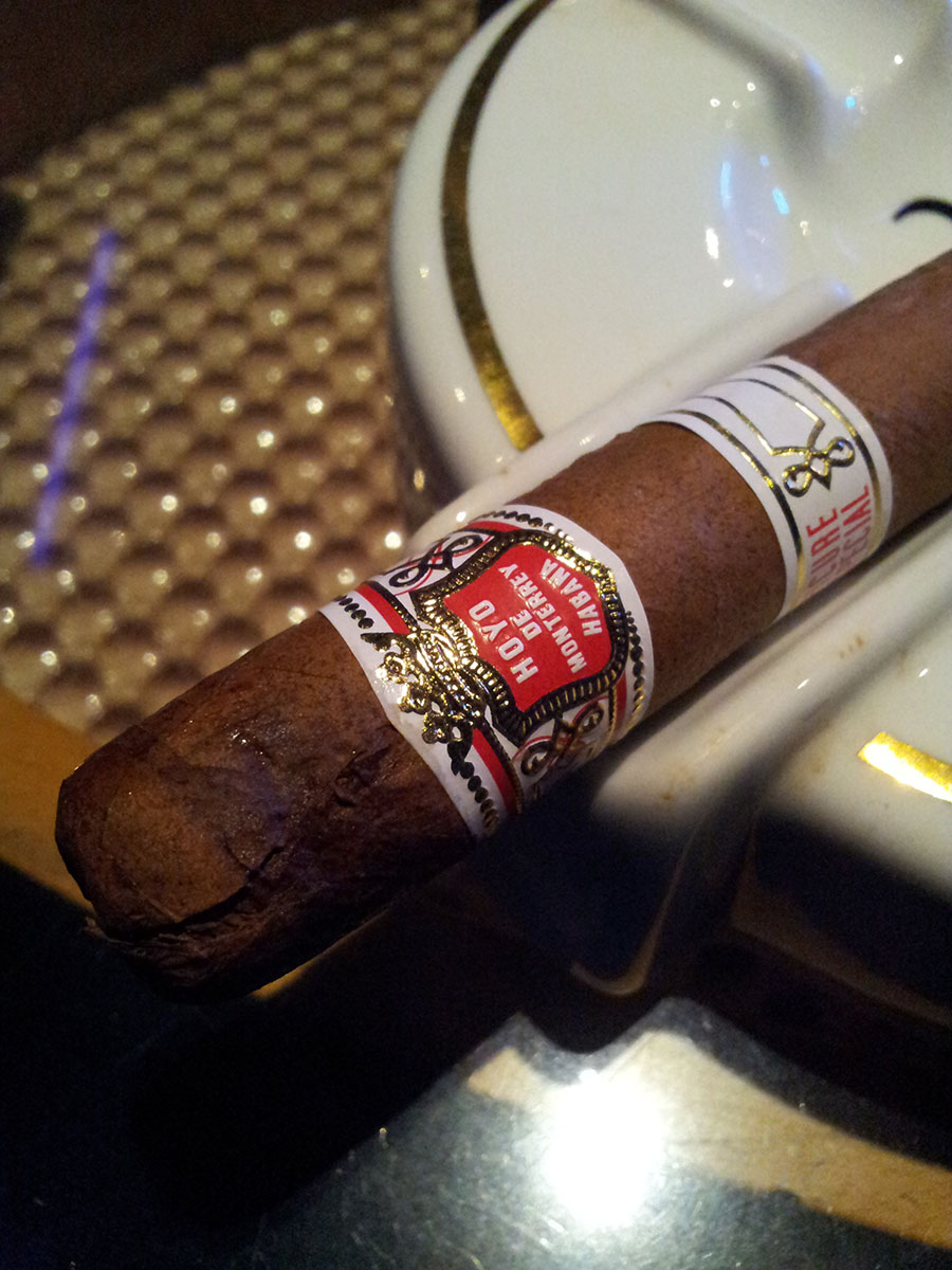 Hoyo Epicure Especial with a broken wrapper