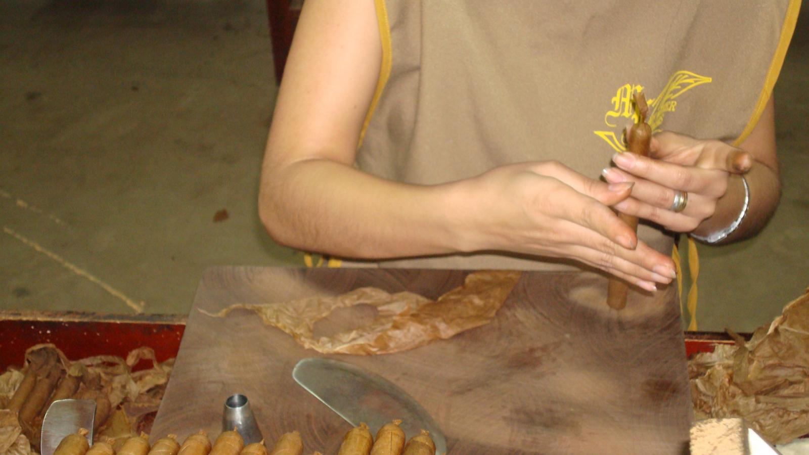 She's rolling a pigtailed lancero