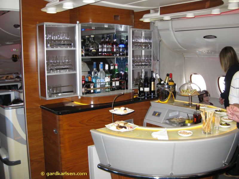 Emirates_A380_business_lounge.jpg