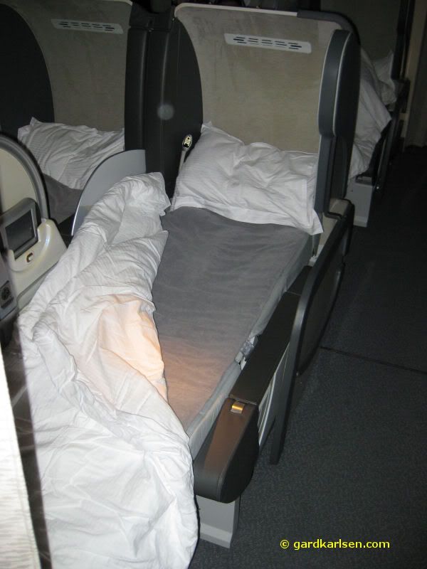 First_class_bed_emirates.jpg