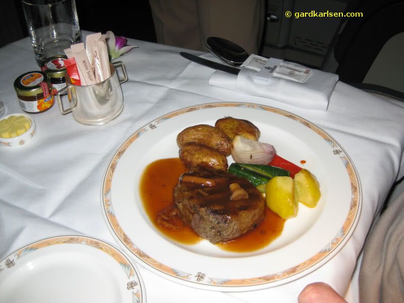 First_class_dinner_emirates.jpg