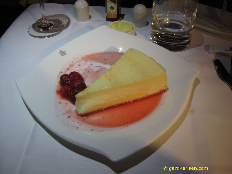 Emirates_A380_cheese_cake.jpg