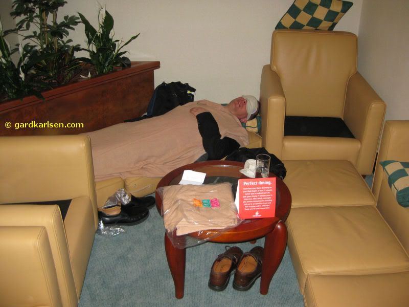 sleeping_in_Emirates_lounge_DXB.jpg