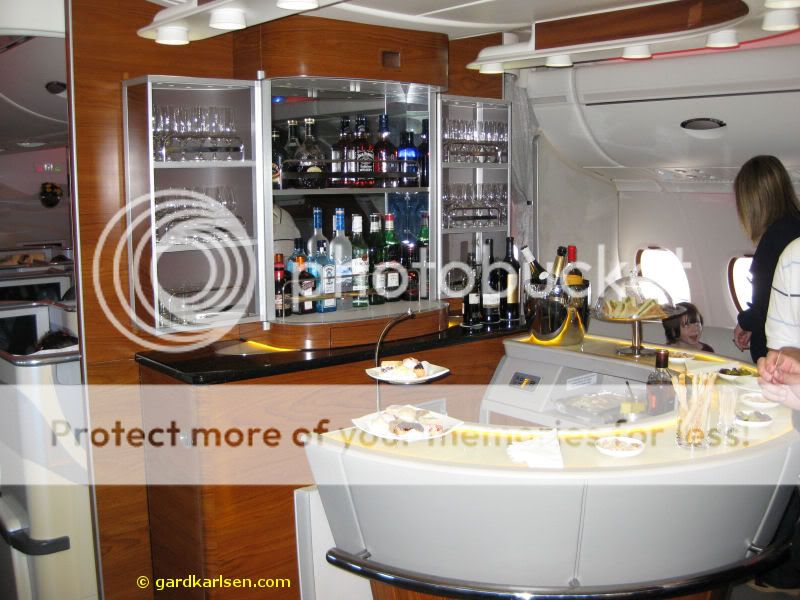 Emirates_A380_business_lounge.jpg
