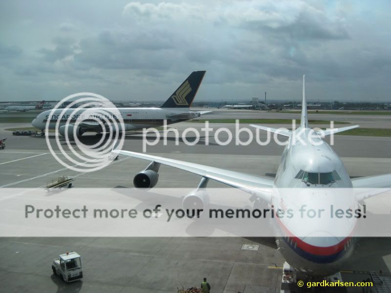 Singapore_A380_and_MAS_747.jpg