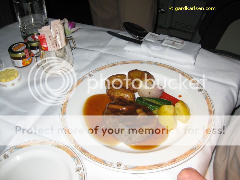 First_class_dinner_emirates.jpg